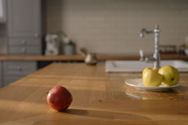 Blaty dębowe jak wybrać trwały i estetyczny blat do kuchni i łazienki